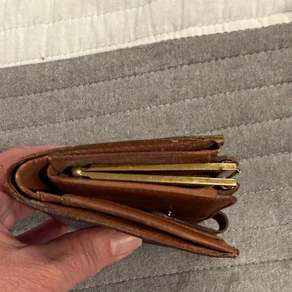 Louis Vuitton Monogram Canvas Kisslock Trifold Wallet. - Picture 8 of 10